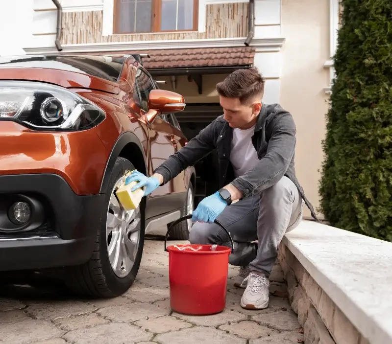 Lavage auto à domicile Preuschdorf : professionnel intervenant sur un véhicule